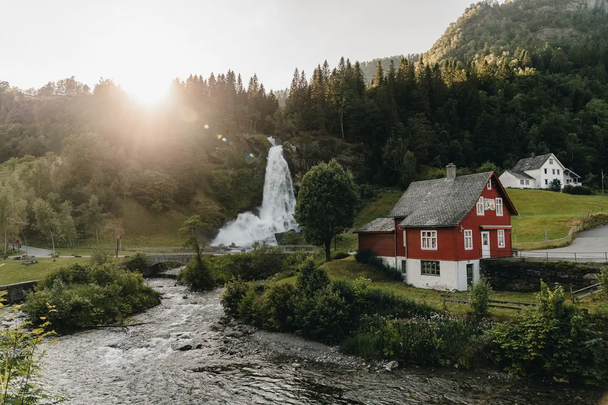 Noorwegen rondreis auto - Mooiste plekkjes Noorwegen - rode huizen en watervallen